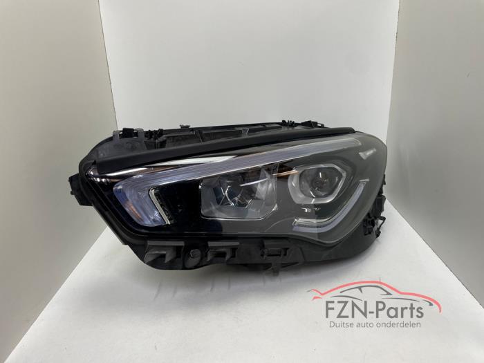 Używane Reflektor lewy Mercedes CLA (118.3) 1.3 CLA-200 Turbo 16V Cena € 799,00 Z VAT oferowane przez FZN Parts