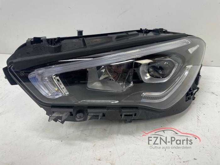 Używane Reflektor lewy Mercedes CLA (118.3) 1.3 CLA-200 Turbo 16V Cena € 849,00 Z VAT oferowane przez FZN Parts