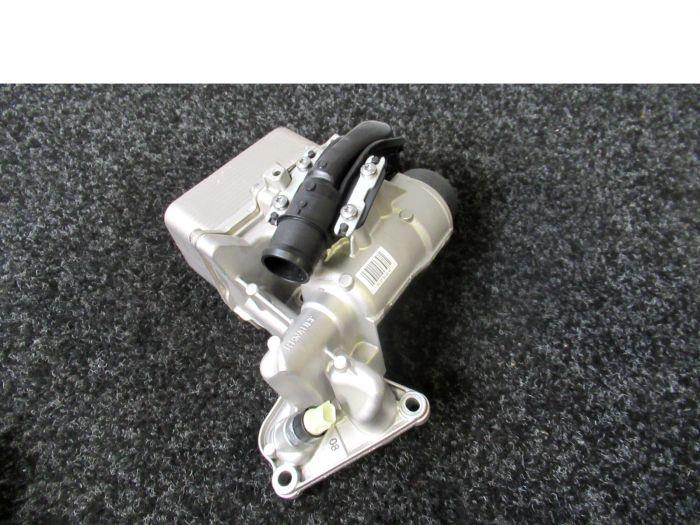 Oil filter housing from a Renault Master IV (JV) 2.3 Energy dCi 180 Twin Turbo 16V FWD 2021