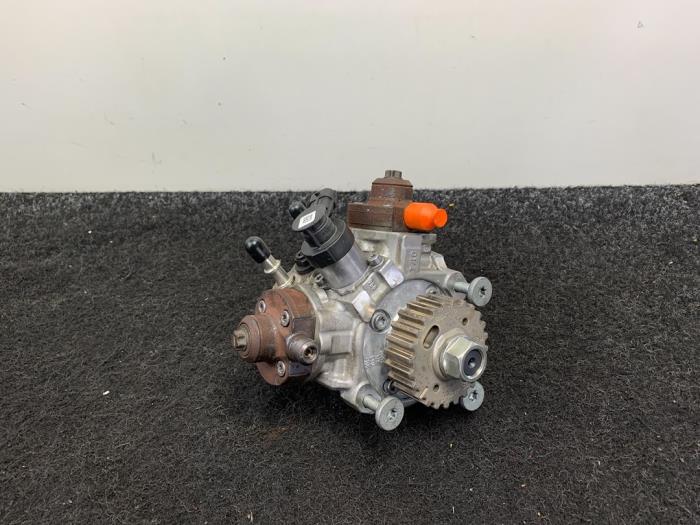 Mechanical fuel pump from a Land Rover Range Rover Sport (LW) 3.0 TDV6 2014