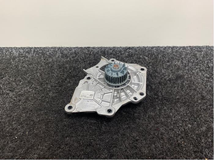 Usagé Pompe à eau Audi S3 Sportback (8VA/8VF) 2.0 T FSI 16V Prix € 30,00 Prix TTC proposé par Van Kronenburg Engines