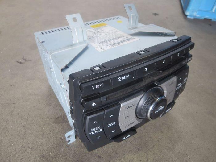 Radio CD player from a Hyundai Genesis (BH) 3.8 V6 24V