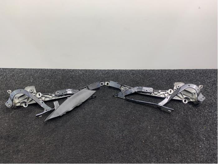 Convertible roof hinge