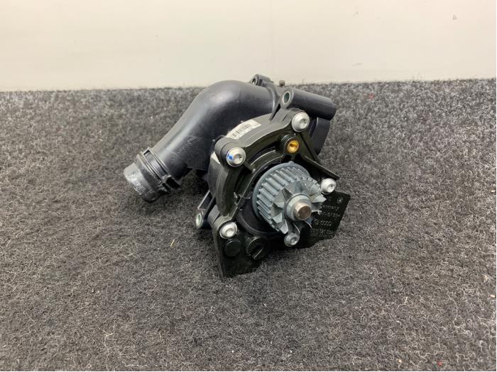 Water pump from a Audi A4 (B8) 2.0 TFSI 16V 2008