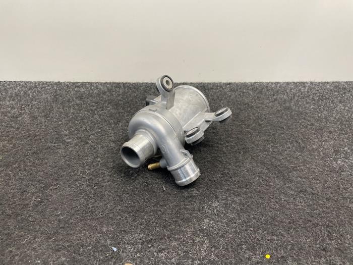 Usagé Pompe à eau Mercedes C (W205) C-300 2.0 Turbo 16V Prix € 70,00 Prix TTC proposé par Van Kronenburg Engines
