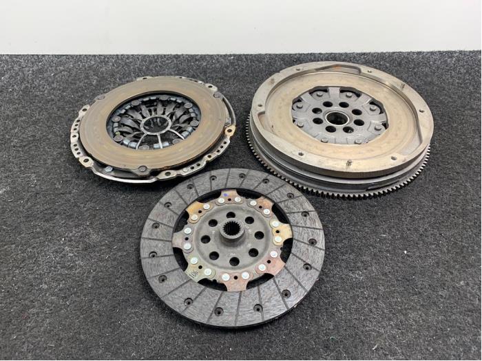 Clutch kit (complete) from a Renault Koleos I 2.0 dCi 16V 175 FAP 4x4