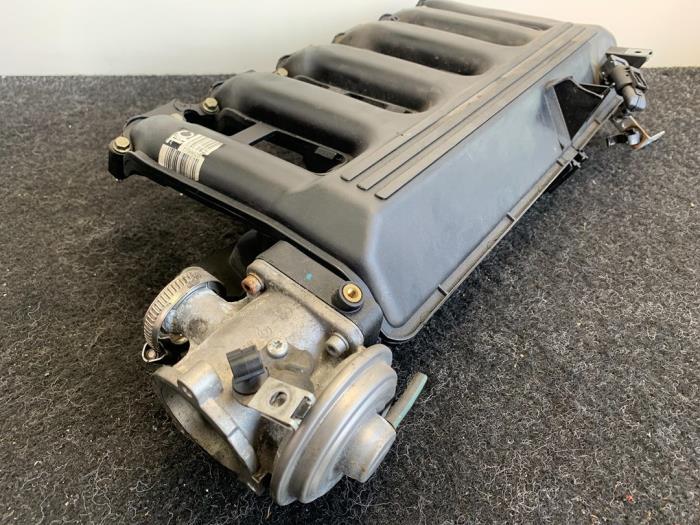 Intake manifold from a BMW 5 serie (E60) 520d 16V Edition Fleet