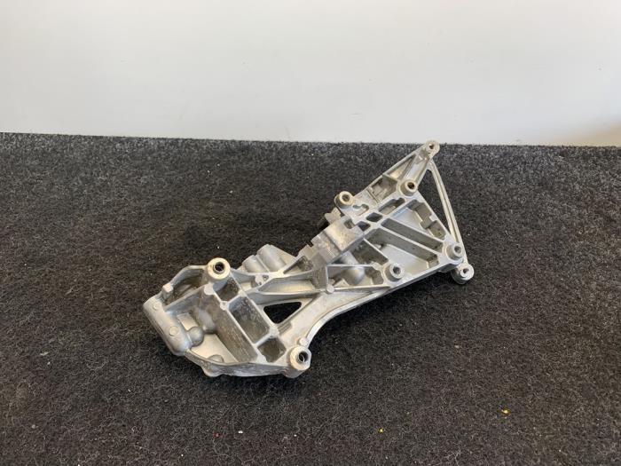 Usagé Support dynamo bas Audi RS 3 Sportback (8VA/8VF) 2.5 TFSI 20V Quattro Performance Prix € 75,00 Prix TTC proposé par Van Kronenburg Engines