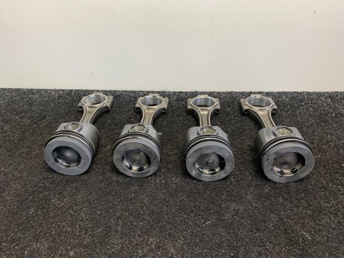 Usagé Piston Volkswagen Golf VII (AUA) 2.0 TDI 16V Prix € 200,00 Prix TTC proposé par Van Kronenburg Engines