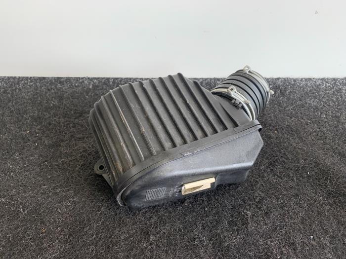 Cuerpo de filtro de aire de un Mercedes-Benz CLK (R209) 1.8 200 K 16V