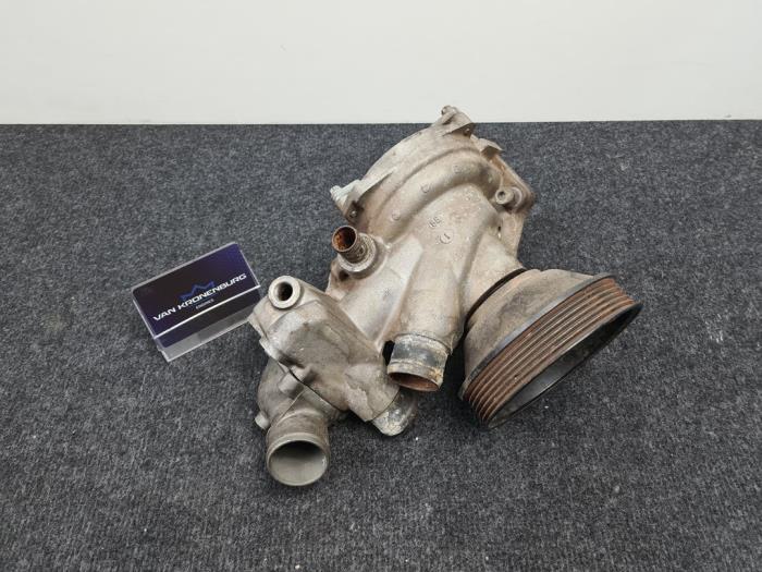 Gebrauchte Wasserpumpe Mercedes E (W124) 3.2 E-320 24V Preis € 30,00 Mit Mehrwertsteuer angeboten von Van Kronenburg Engines