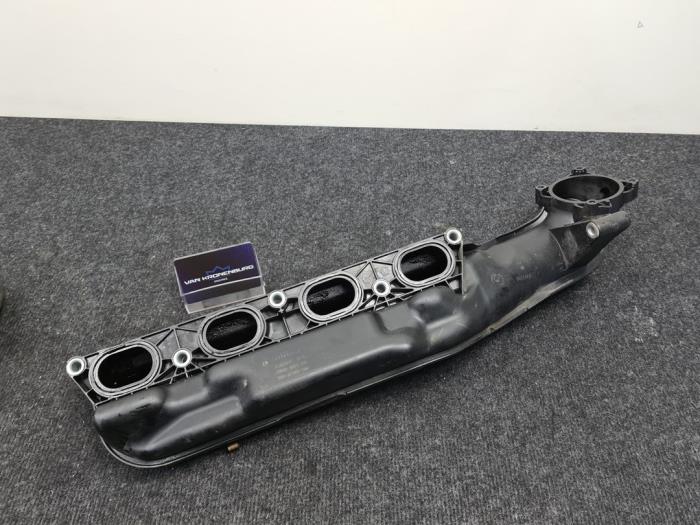 Intake manifold from a BMW 7 serie (F01/02/03/04) 750i,Li xDrive V8 32V 2010