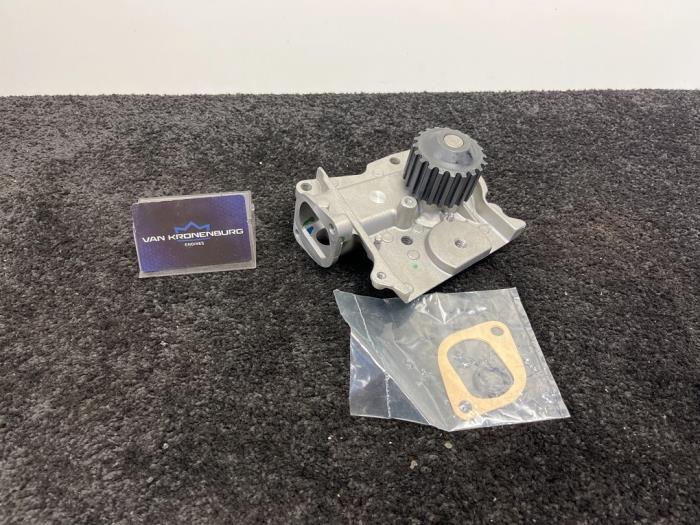 Neuf Pompe à eau Mazda 626 (GE12/72/82) 2.0 16V 4WS Prix € 39,99 Prix TTC proposé par Van Kronenburg Engines