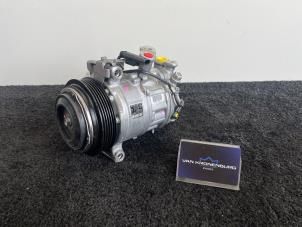 Używane Pompa klimatyzacji Mercedes E (W213) E-220d 2.0 Turbo 16V 4-Matic Cena € 224,94 Z VAT oferowane przez Van Kronenburg Engines