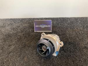 Usagé Pompe à eau Volkswagen Transporter T5 2.0 TDI BlueMotion Prix € 30,00 Prix TTC proposé par Van Kronenburg Engines