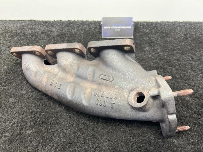 Exhaust manifold from a Porsche Panamera (970) 3.0 V6 24V S E-Hybrid 2015
