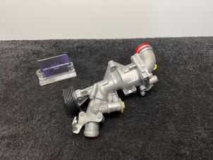 Usagé Pompe à eau Mercedes A (W176) 2.0 A-45 AMG Turbo 16V 4-Matic Prix € 300,00 Prix TTC proposé par Van Kronenburg Engines