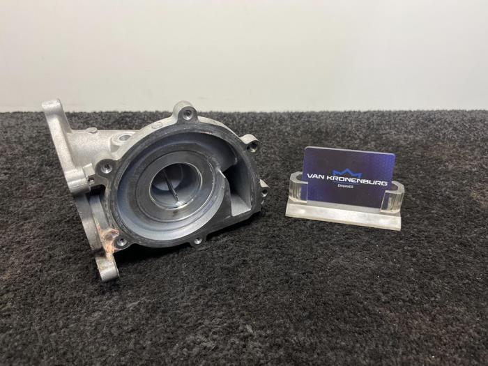 Gebrauchte Wasserpumpe Mercedes C (W205) C-200d 1.6 Turbo 16V Preis € 20,00 Mit Mehrwertsteuer angeboten von Van Kronenburg Engines