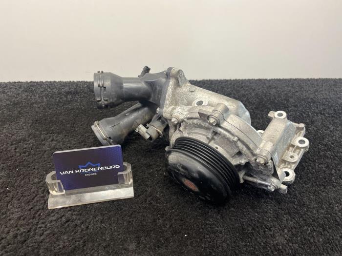 Używane Pompa wodna Mercedes E (W213) E-220d 2.0 Turbo 16V Cena € 99,99 Z VAT oferowane przez Van Kronenburg Engines
