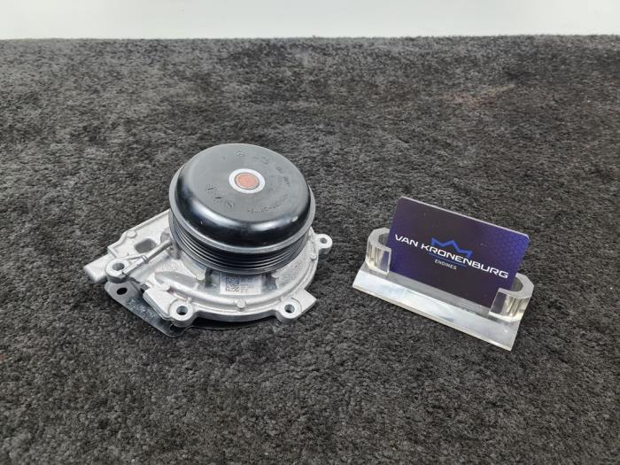 Używane Pompa wodna Mercedes E (W213) E-220d 2.0 Turbo 16V Cena € 60,00 Z VAT oferowane przez Van Kronenburg Engines