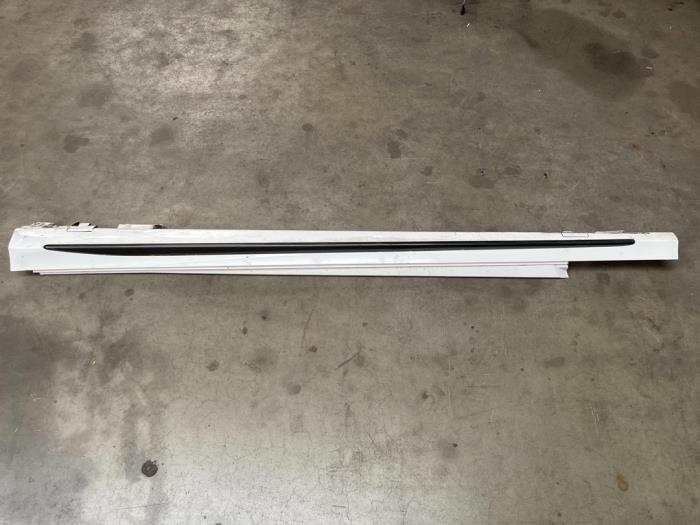 Side skirt, left from a Mercedes-Benz C (W205) C-63 AMG S,Edition 1 4.0 V8 Biturbo