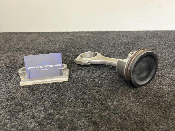 Usagé Piston Mercedes A (W176) 2.0 A-45 AMG Turbo 16V 4-Matic Prix € 160,00 Prix TTC proposé par Van Kronenburg Engines