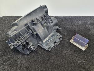 Usagé Boîtier filtre à air Mercedes E (C207) E-200 CGI 16V BlueEfficiency Prix € 23,00 Prix TTC proposé par Van Kronenburg Engines