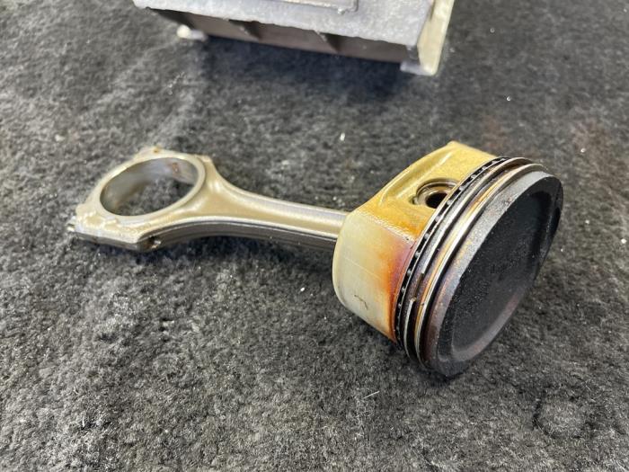 Usados Pistón Mercedes S (W220) 5.8 S-600L V12 36V Precio € 125,01 IVA incluido ofrecido por Van Kronenburg Engines
