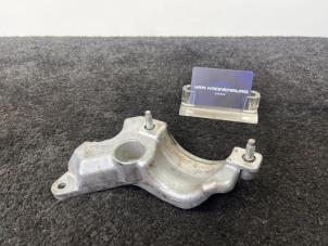 Usagé Support moteur Ford Fiesta 6 1.0 SCI 12V 80 Prix € 36,00 Prix TTC proposé par Van Kronenburg Engines