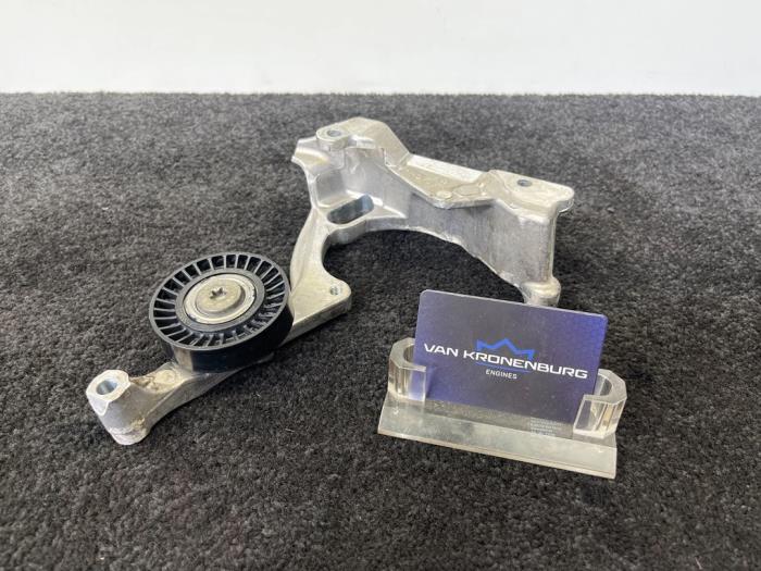 Usagé Support dynamo bas Mercedes C (W205) C-63 AMG 4.0 V8 Biturbo Prix € 125,01 Prix TTC proposé par Van Kronenburg Engines