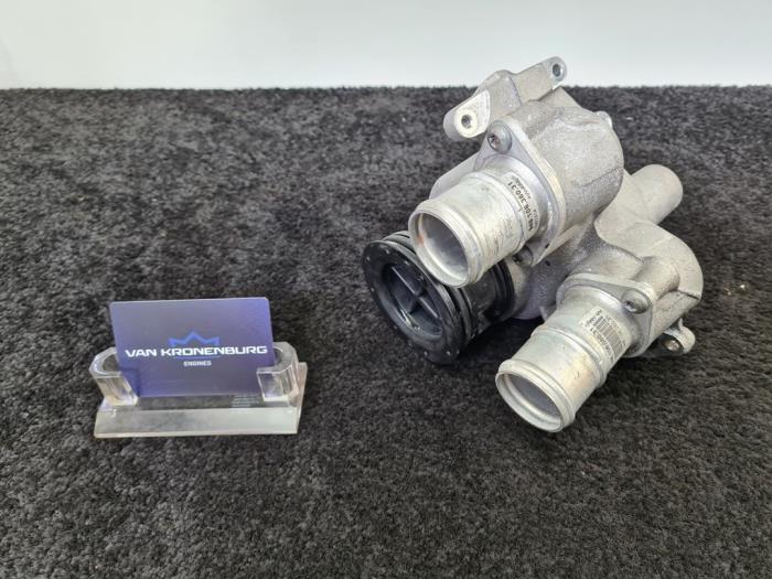 Gebrauchte Thermostatgehäuse Porsche Macan (95B) 3.6 V6 24V Turbo Preis € 75,00 Mit Mehrwertsteuer angeboten von Van Kronenburg Engines