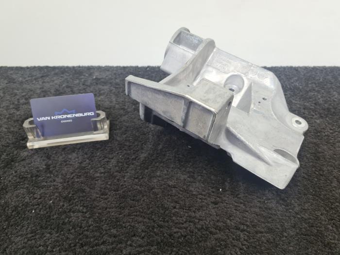 Usagé Support dynamo bas Landrover Range Rover III (LM) 4.4 V8 32V Prix € 40,00 Prix TTC proposé par Van Kronenburg Engines