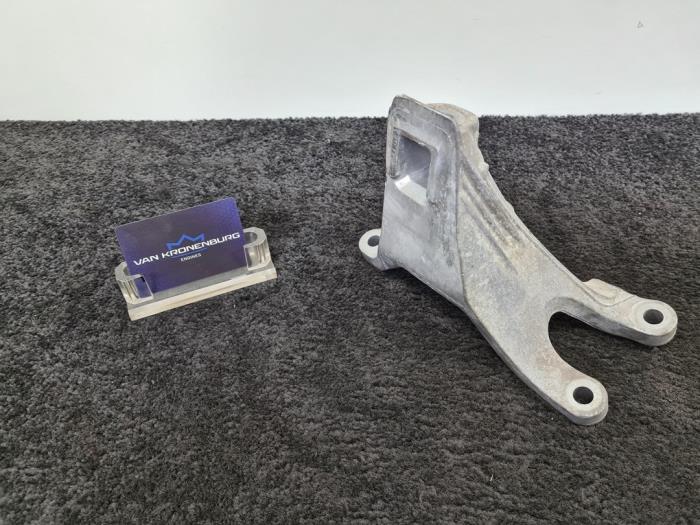 Używane Wspornik silnika BMW 7 serie (G11/12) 730d,Ld 24V Cena € 30,00 Z VAT oferowane przez Van Kronenburg Engines