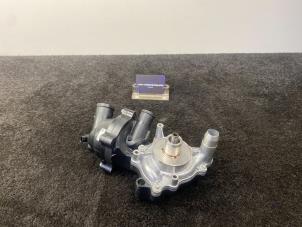 Usagé Pompe à eau Audi Q7 (4LB) 4.2 FSI V8 32V Prix € 45,00 Prix TTC proposé par Van Kronenburg Engines