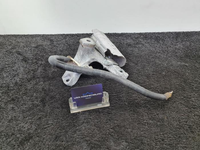 Used Engine mount Audi RS 5 (8F7) 4.2 V8 32V Price € 15,00 Inclusive VAT offered by Van Kronenburg Engines