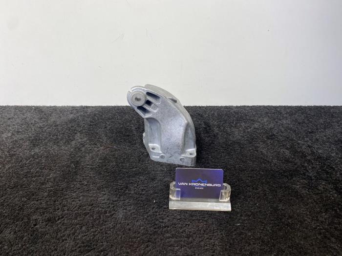 Used Engine mount Mercedes E (W212) E-350 CDI BlueTEC 3.0 V6 24V 4-Matic Price € 33,02 Inclusive VAT offered by Van Kronenburg Engines