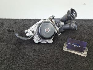 Usagé Pompe à eau Mercedes C (W205) C-200d 1.6 Turbo 16V Prix € 99,99 Prix TTC proposé par Van Kronenburg Engines