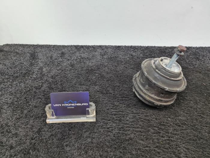 Engine mount from a Mercedes-Benz C (W203) 2.7 C-270 CDI 20V 2002