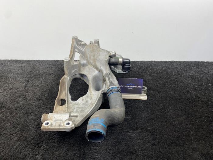 Usagé Support dynamo bas Mercedes A (W176) 2.2 A-220 d 16V 4-Matic Prix € 15,00 Prix TTC proposé par Van Kronenburg Engines