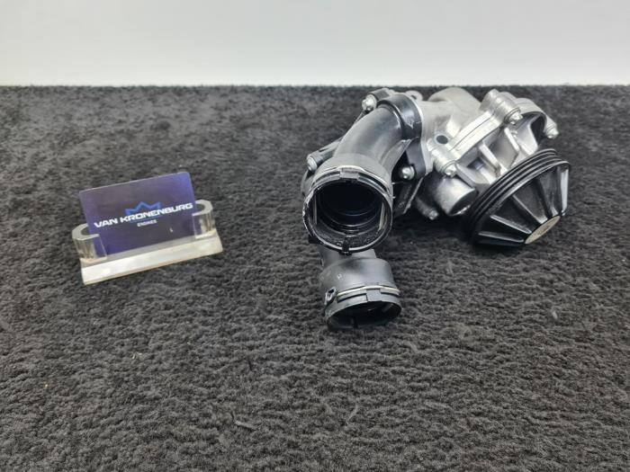 Begagnade Vattenpump Mercedes E (W213) E-220d 2.0 Turbo 16V 4-Matic Pris € 130,00 Inklusive moms erbjuds av Van Kronenburg Engines