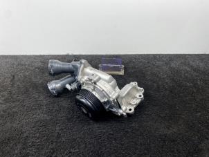 Usagé Pompe à eau Mercedes C (W205) C-200d 1.6 Turbo 16V Prix € 99,99 Prix TTC proposé par Van Kronenburg Engines