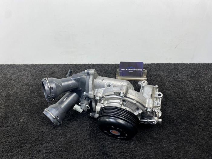 Używane Pompa wodna Mercedes C (W205) C-220d 2.0 Turbo 16V 4-Matic Cena € 44,95 Z VAT oferowane przez Van Kronenburg Engines