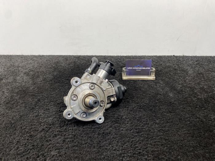 Diesel pump from a Audi A4 (B9) 2.0 40 TDI 16V Quattro 2018