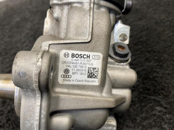 Diesel pump from a Audi A4 (B9) 2.0 40 TDI 16V Quattro 2018