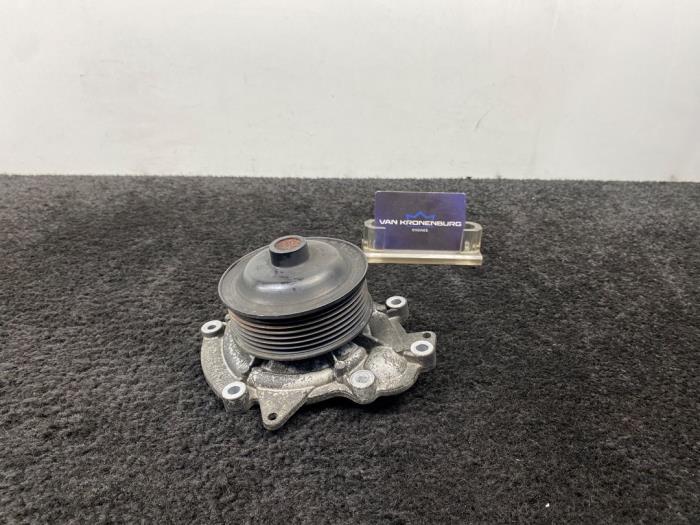 Usagé Pompe à eau Mercedes Vito (639.6) 3.0 120 CDI V6 24V Prix € 50,00 Prix TTC proposé par Van Kronenburg Engines