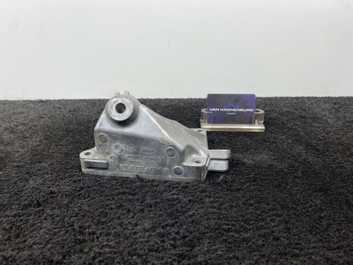 Used Engine mount Mercedes GL (X164) 4.0 GL 420 CDI V8 32V Price € 15,00 Inclusive VAT offered by Van Kronenburg Engines