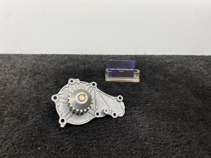 Usagé Pompe à eau Peugeot 308 (4A/C) 1.6 HDi Prix € 40,00 Prix TTC proposé par Van Kronenburg Engines