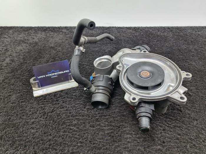 Pompe à eau d'un BMW 6 serie (E63) 650 i 4.8 V8 32V