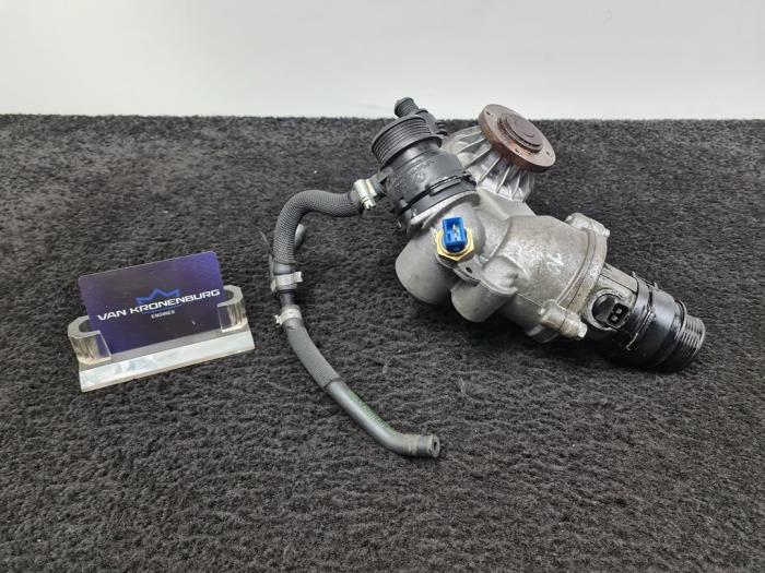Pompe à eau d'un BMW 6 serie (E63) 650 i 4.8 V8 32V