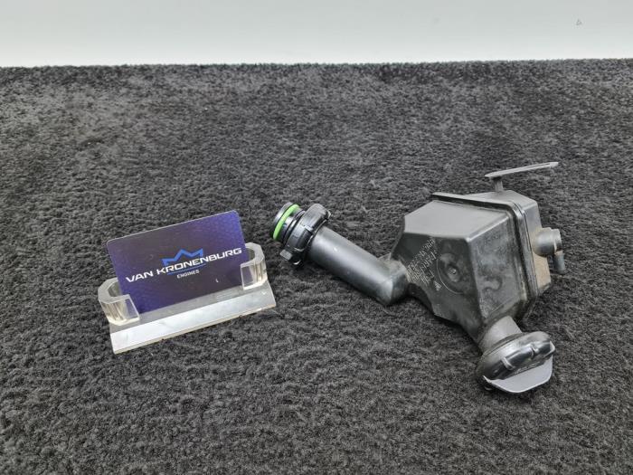 Begagnade Styrservotank Porsche 911 (996) 3.6 Carrera 24V Pris € 40,00 Inklusive moms erbjuds av Van Kronenburg Engines
